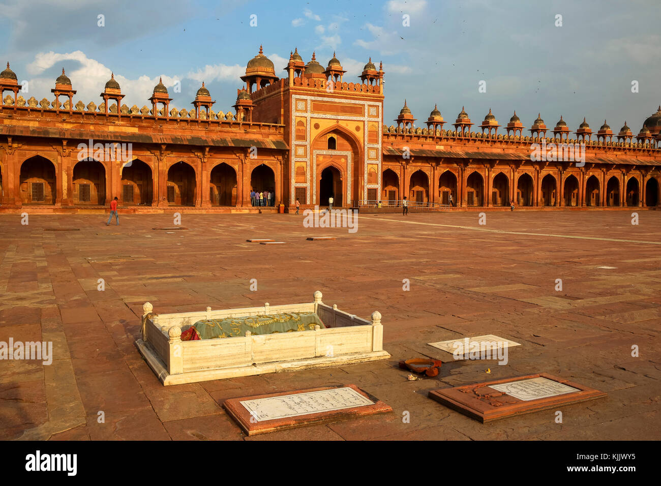 Fatehpur Sikri, fondata nel 1569 dall'imperatore Mughal Akbar, servita come la capitale dell' Impero Mughal dal 1571 al 1585. Il cortile della Jama Masj Foto Stock
