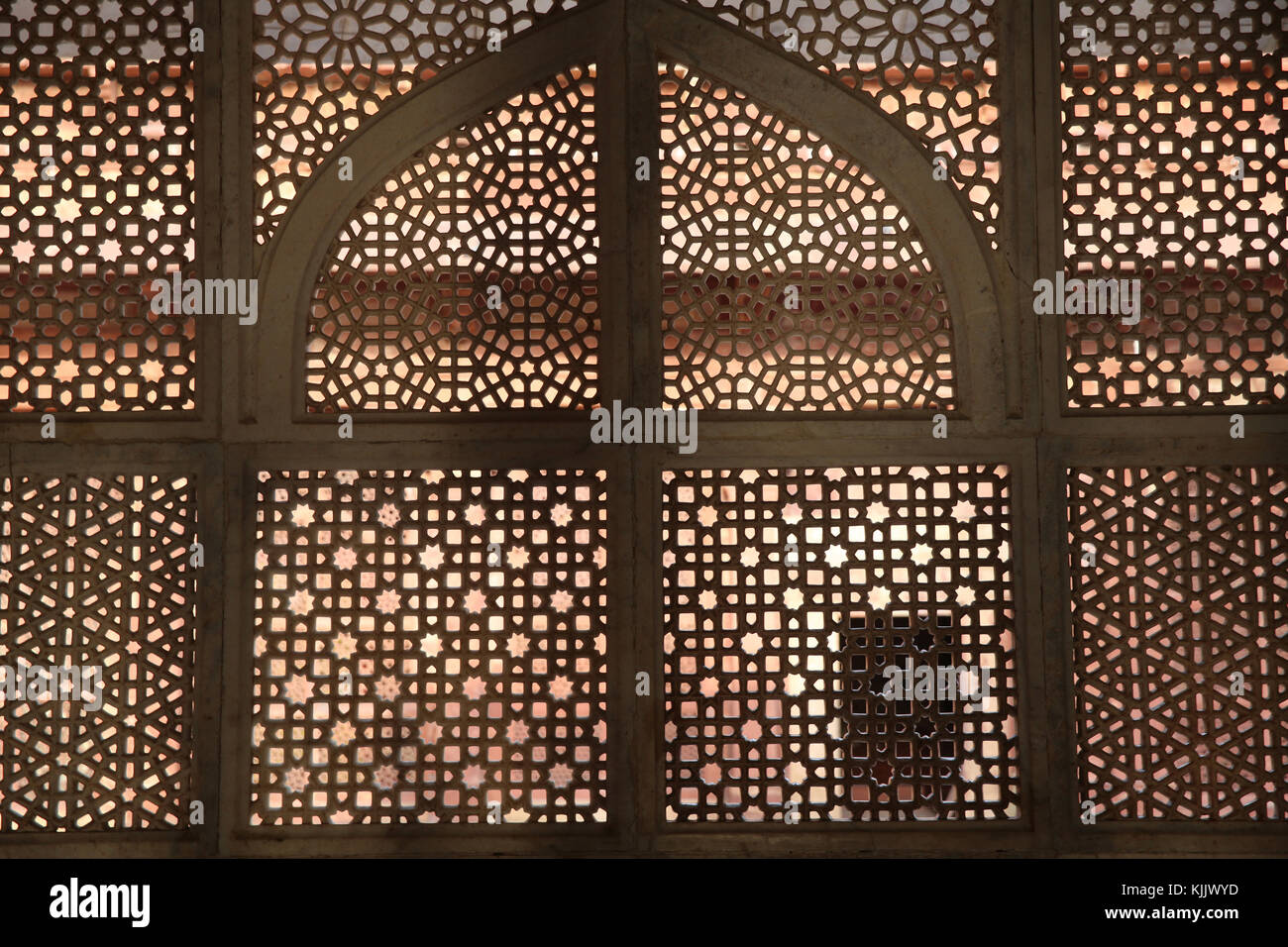 Fatehpur Sikri palazzo Mughal complesso. Il marmo jali schermo grata di Sheikh Salim Chisti 's mausoleo. India. Foto Stock