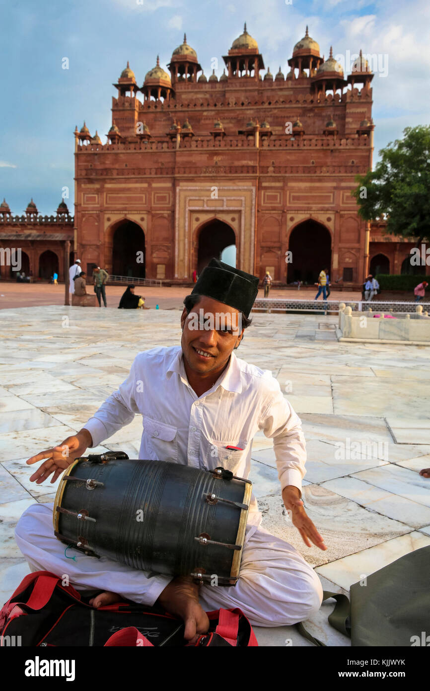 Musicista Qawali eseguendo nel cortile del Fatehpur Sikri Jama Masjid (Grande Moschea), Fatehpur Sikri. India. Foto Stock