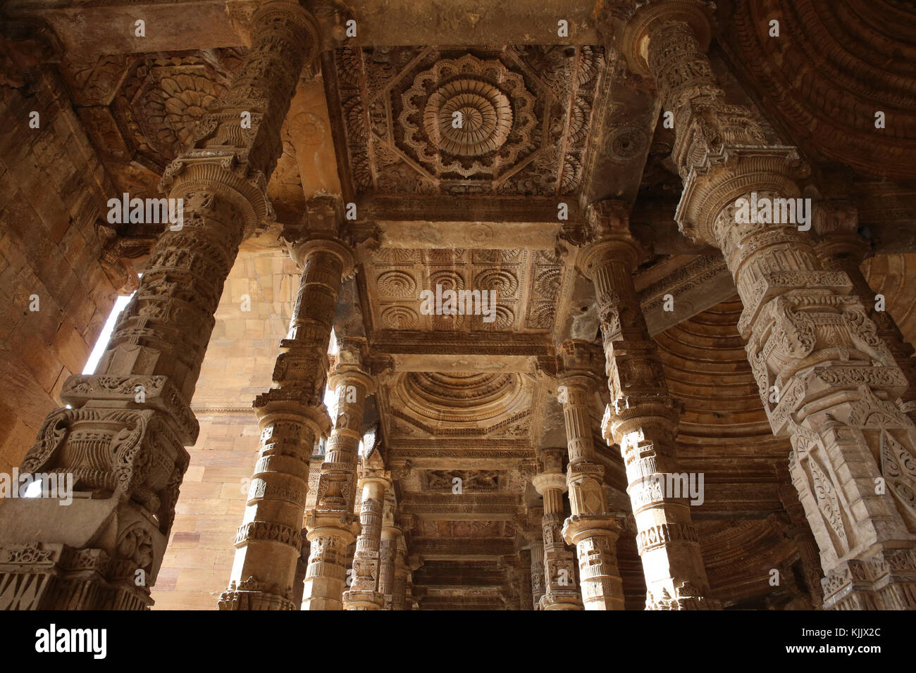 Rovine di Adhai-din-ka-jhonpra moschea (noto come il 2 1/2 giornata capannone relative alla leggenda che è stato costruito in 2 giorni 1/2), Ajmer, Rajasthan. India. Foto Stock