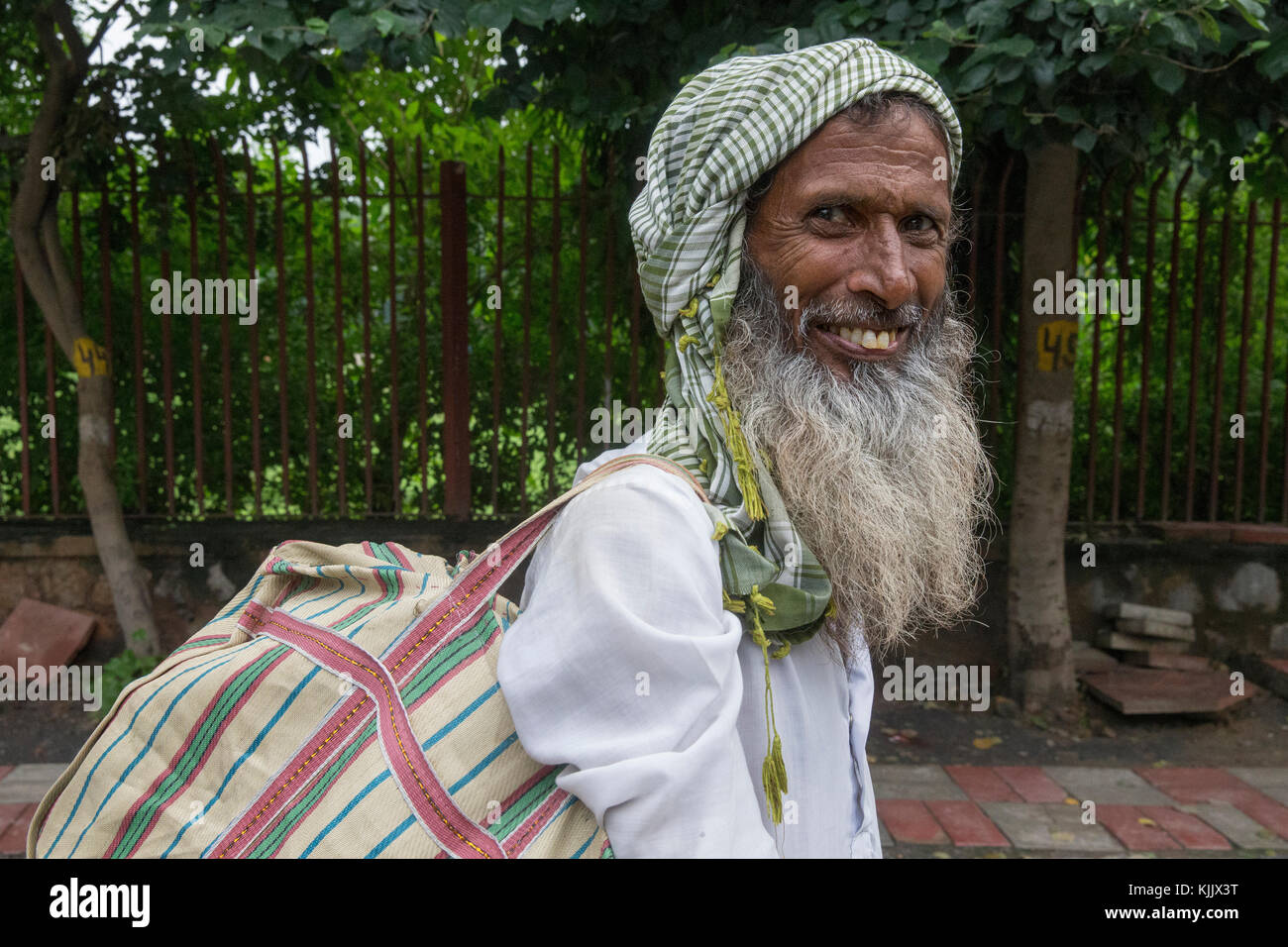 Pellegrino musulmano a piedi Nizamuddin dergah, Delhi, India. Foto Stock