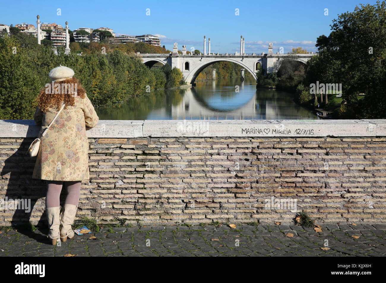 Donna che guarda sul fiume Tevere a Roma. L'Italia. Foto Stock