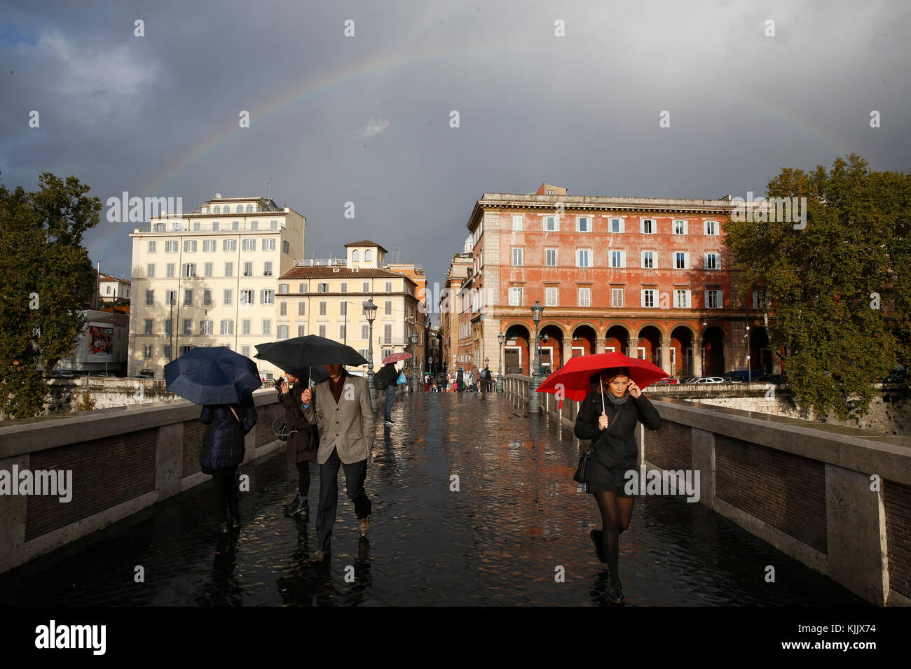 Rainbow oltre il Ponte Sisto, Roma. L'Italia. Foto Stock