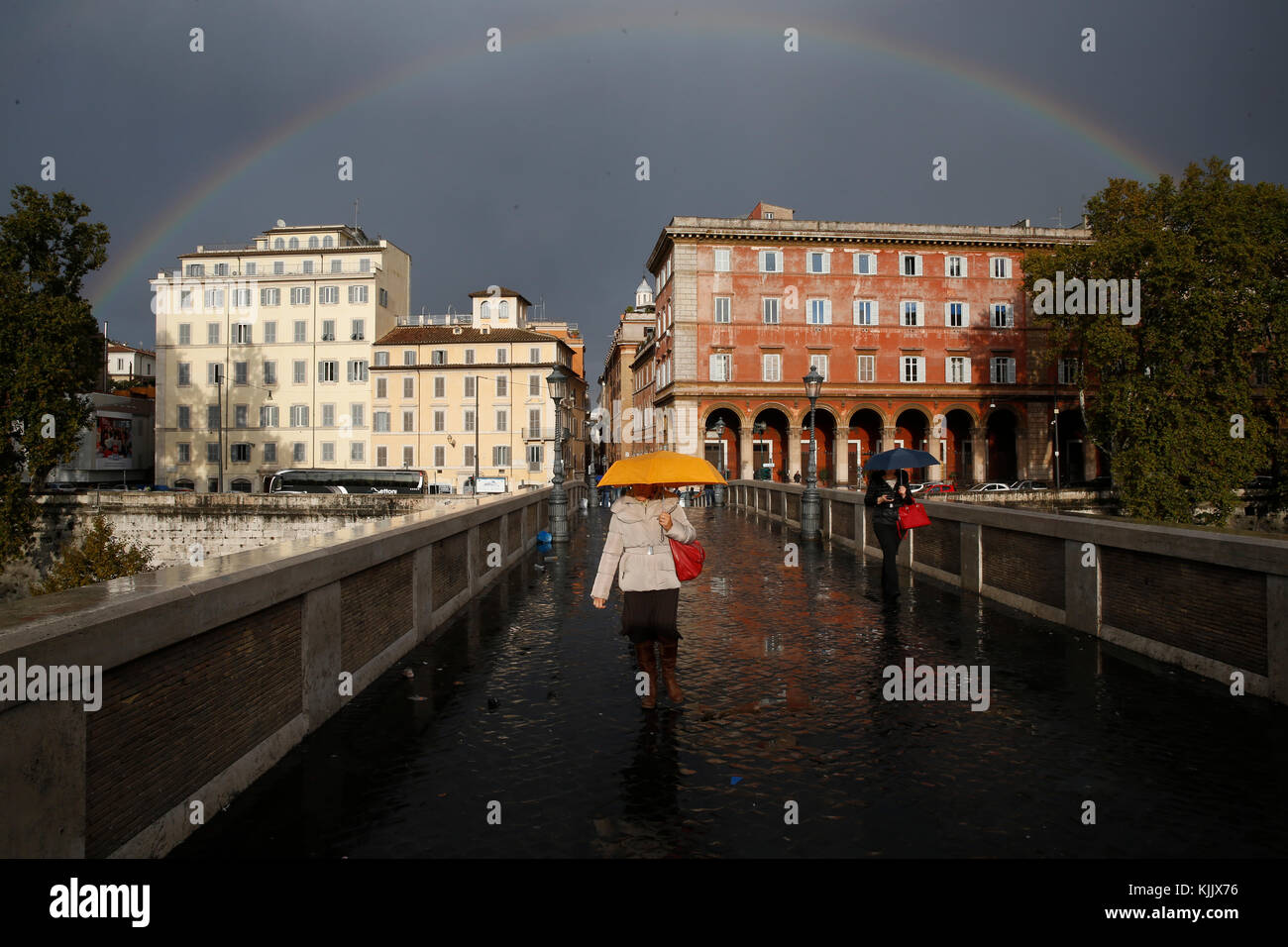 Rainbow oltre il Ponte Sisto, Roma. L'Italia. Foto Stock