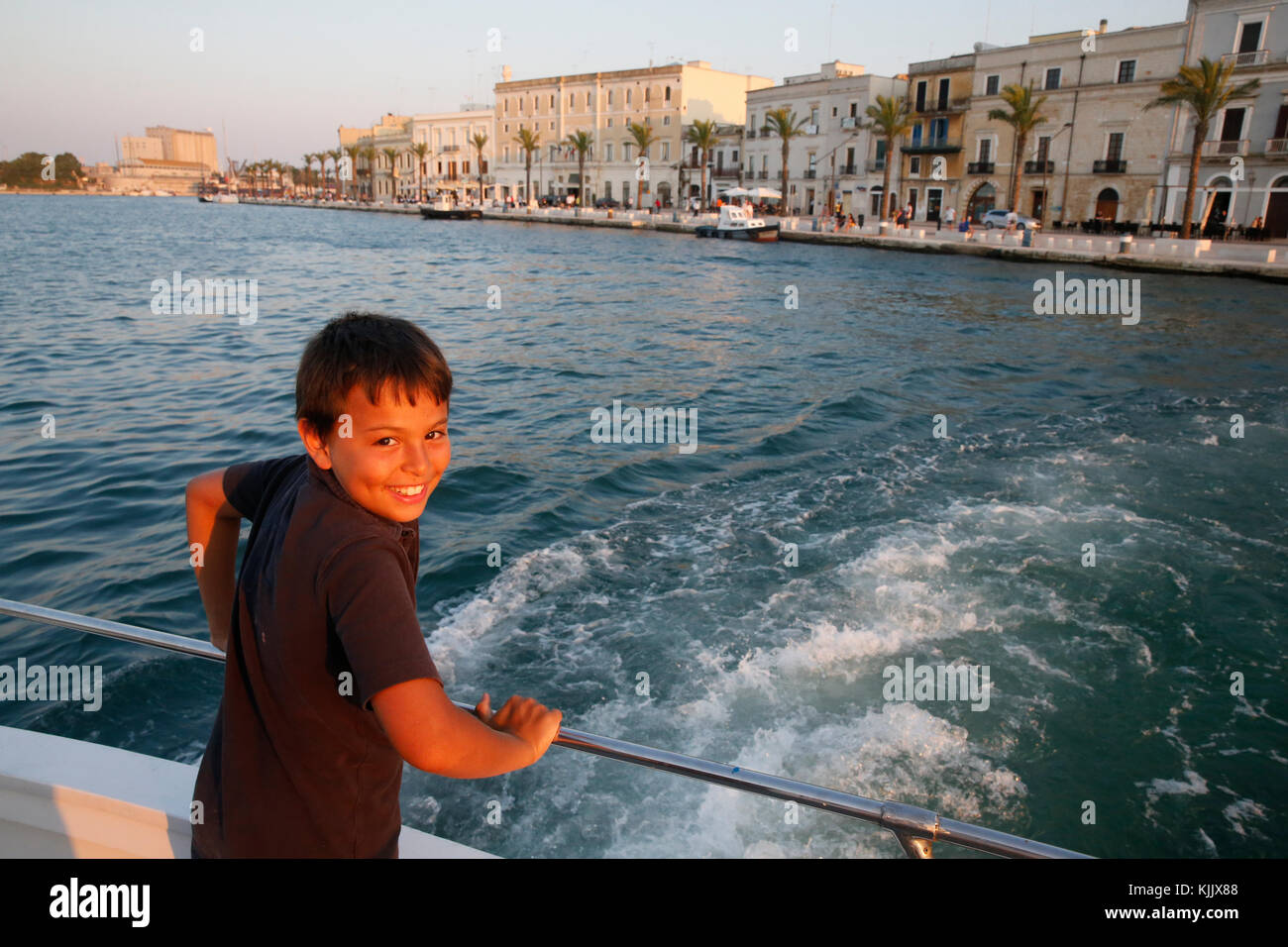 9-anno-vecchio ragazzo che viaggiano in Italia. Foto Stock