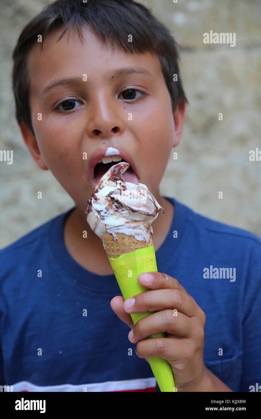 Ragazzo di mangiare un gelato. Foto Stock