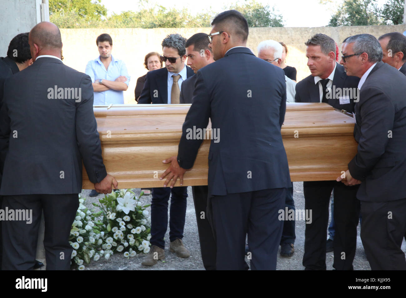 Funerali di Mons. Luigi Martella nella depressa, Puglia. L'Italia. Foto Stock