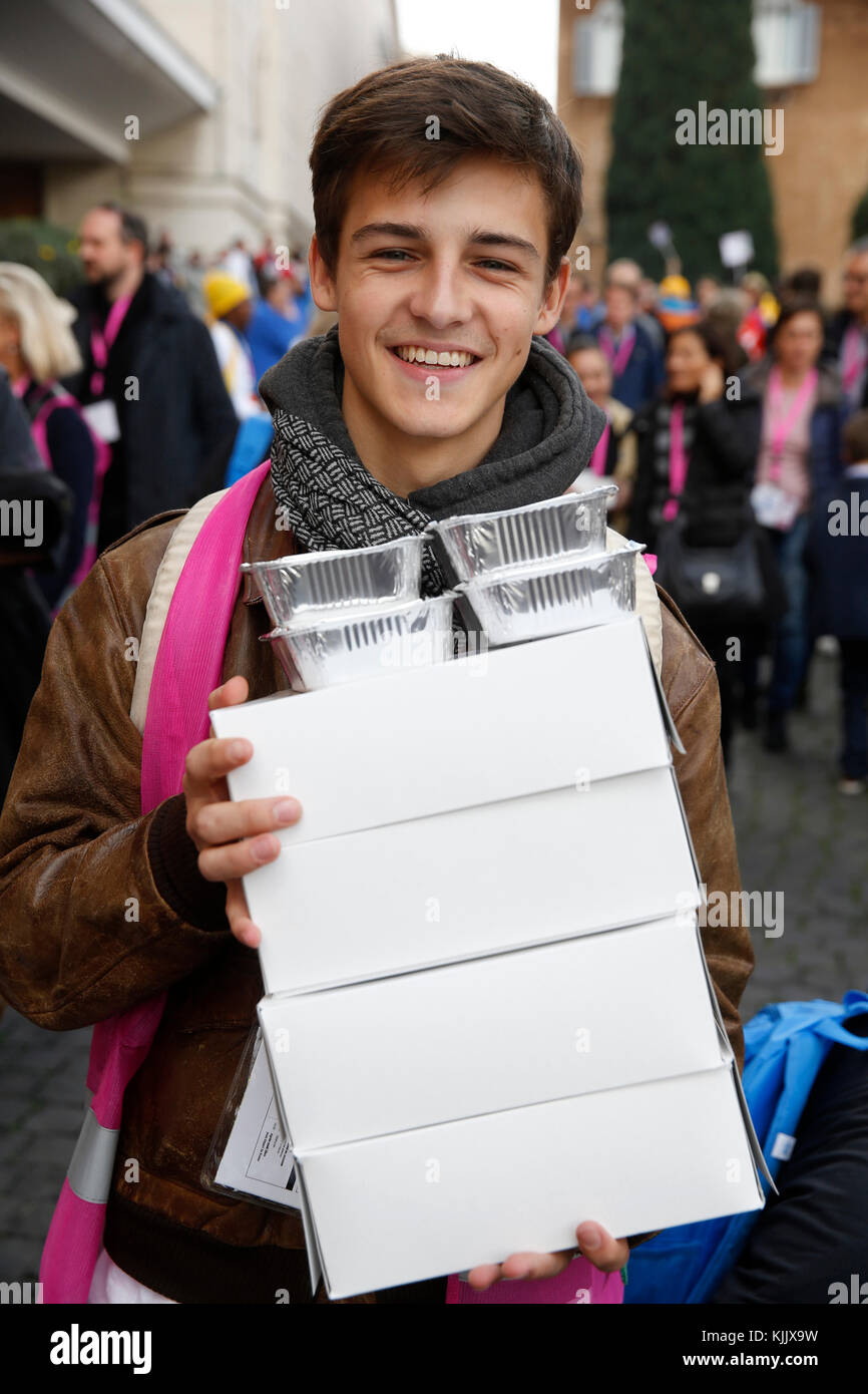 FRATELLO festival di Roma. Volunteer che trasportano il pranzo di scatole. L'Italia. Foto Stock