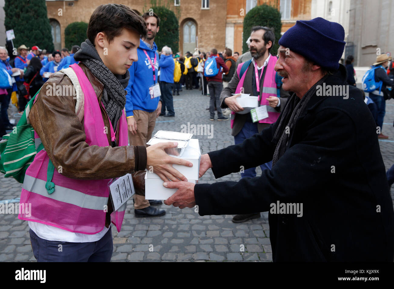 FRATELLO festival di Roma. Volunteer dando il pranzo di scatole. L'Italia. Foto Stock