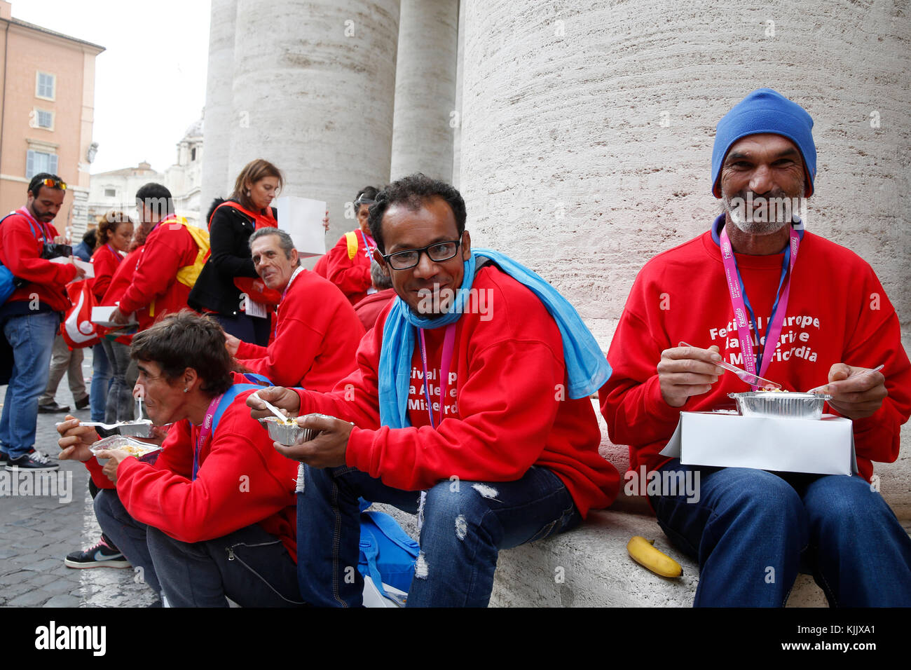 FRATELLO festival di Roma. Pranzo al di fuori la basilica di San Pietro. L'Italia. Foto Stock