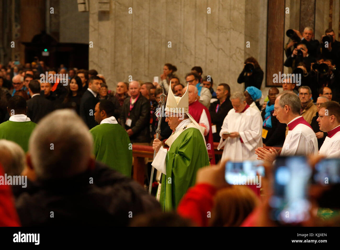 Papa Francesco entrare in basilica di San Pietro a Roma. L'Italia. Foto Stock