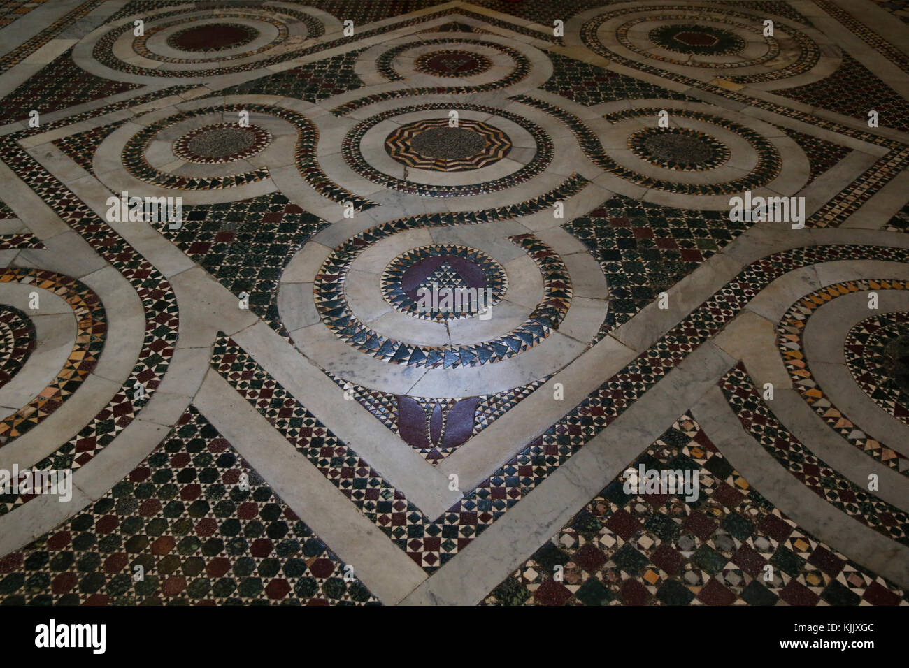 San Crisogono basilica, Roma. Cosmatesque pavimento a mosaico. L'Italia. Foto Stock