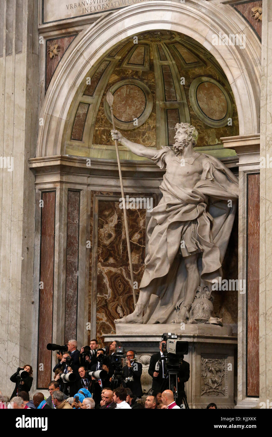 Media di persone al lavoro durante la santa messa nella basilica di San Pietro a Roma. L'Italia. Foto Stock