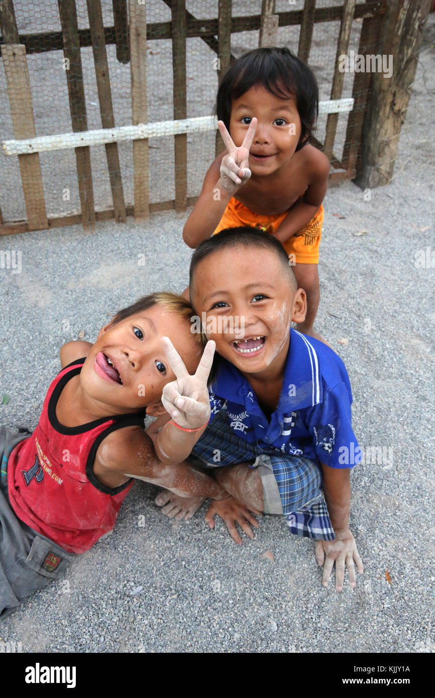 I bambini che vivono in una delle baraccopoli. Battambang. Cambogia. Foto Stock
