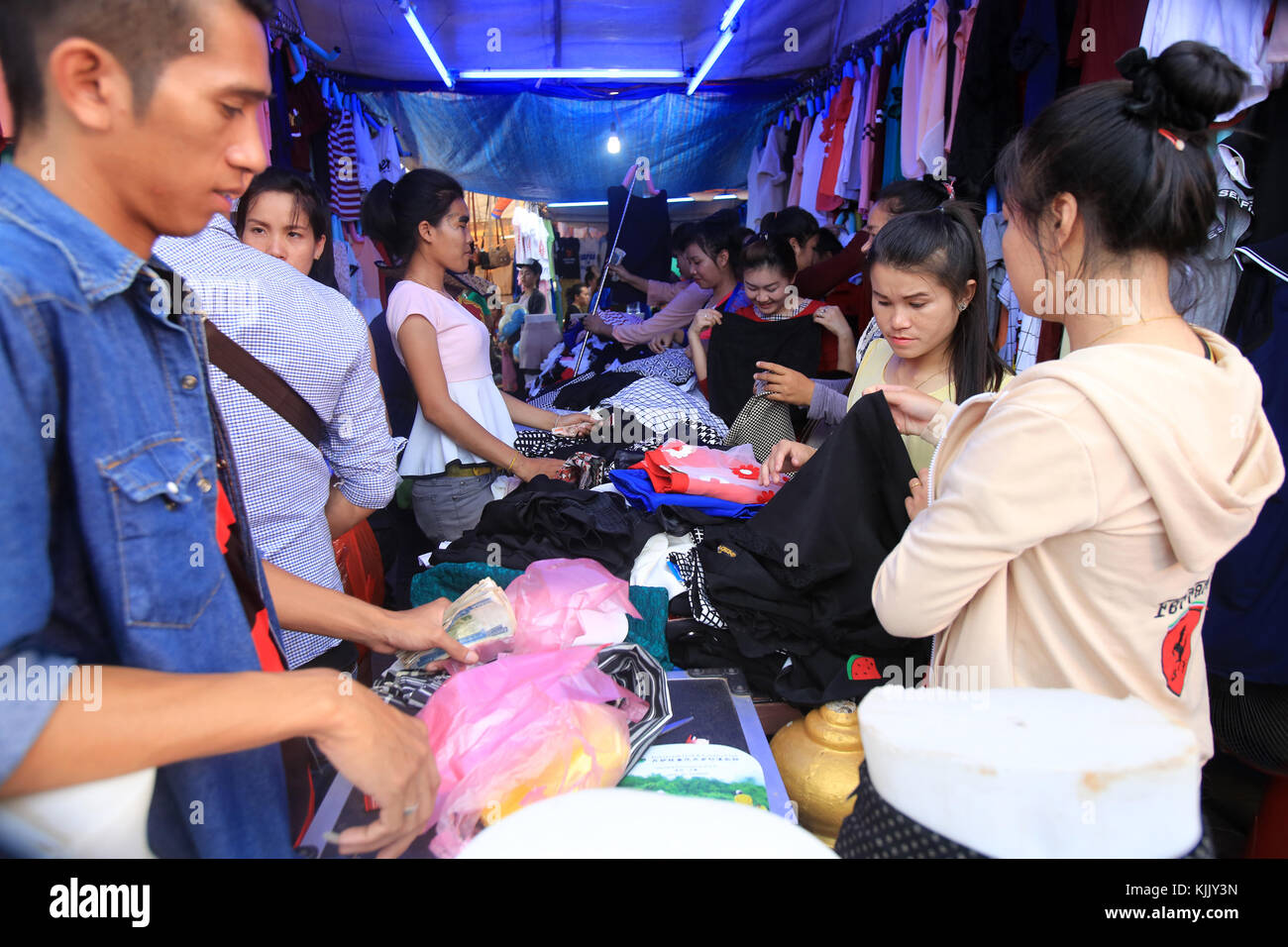 Negozio di abbigliamento al mercato. Vientiane. Laos. Laos. Foto Stock