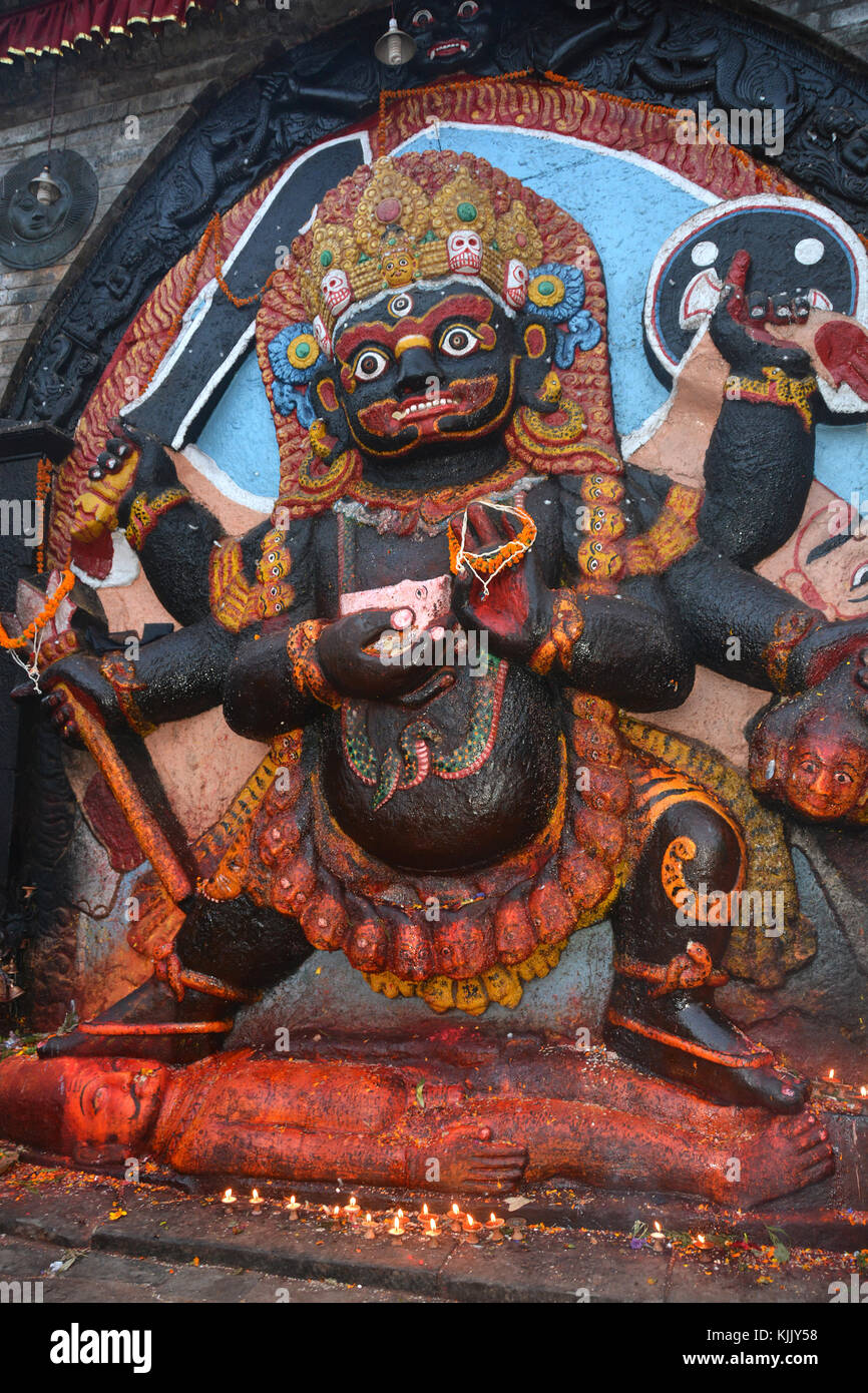 Kal Bhairav, Bhairav divinità Indù (incarnazione di Shiva). Indrachowk, Aakash Bhairav tempio di Kathmandu. Il Nepal. Foto Stock