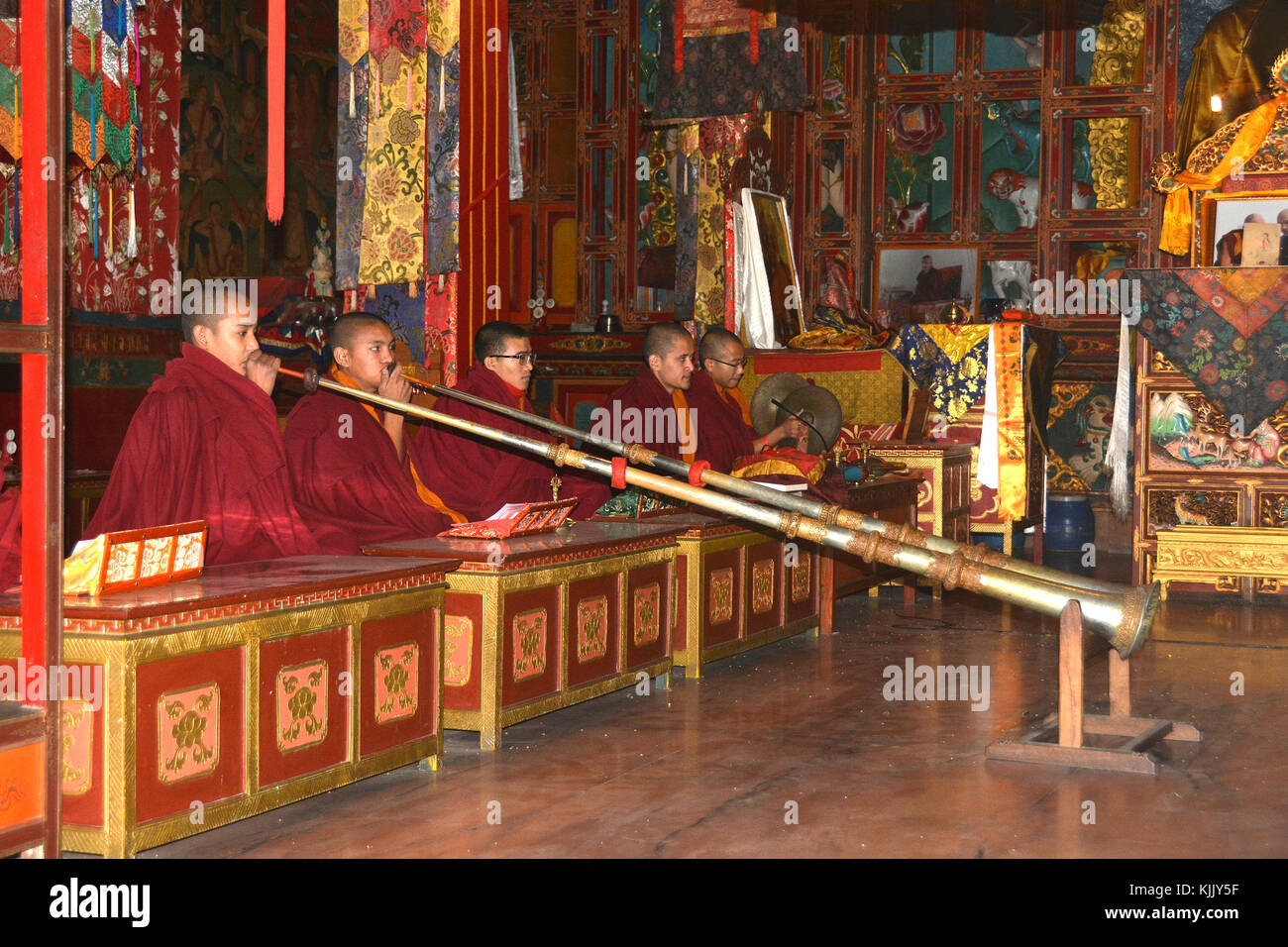 Monaci Tibetani di eseguire rituali. Il Nepal. Foto Stock