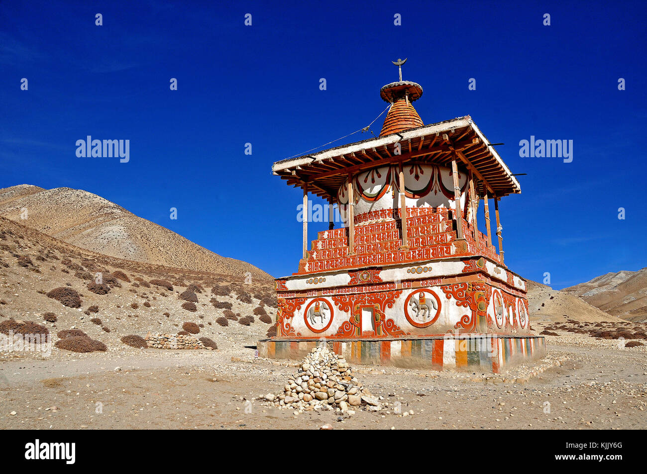 Stupa (chšrten) vicino al villaggio di Tsarang, Mustang. Il Nepal. Foto Stock