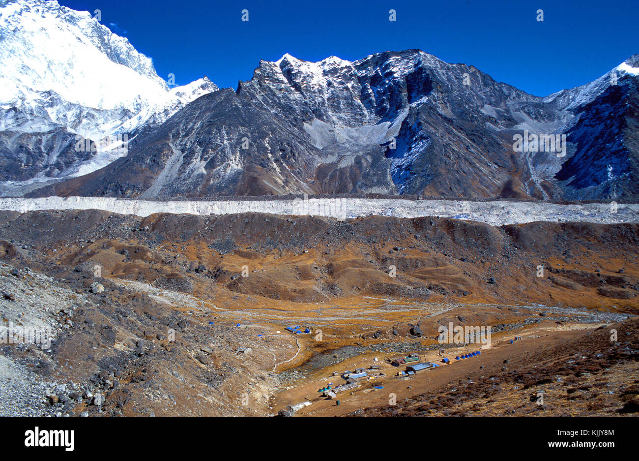 Percorsi di trekking che conduce al campo base Everest. Lobuche Village e il ghiacciaio Ngozumpa. Solu Khumbu. Il Nepal. Foto Stock