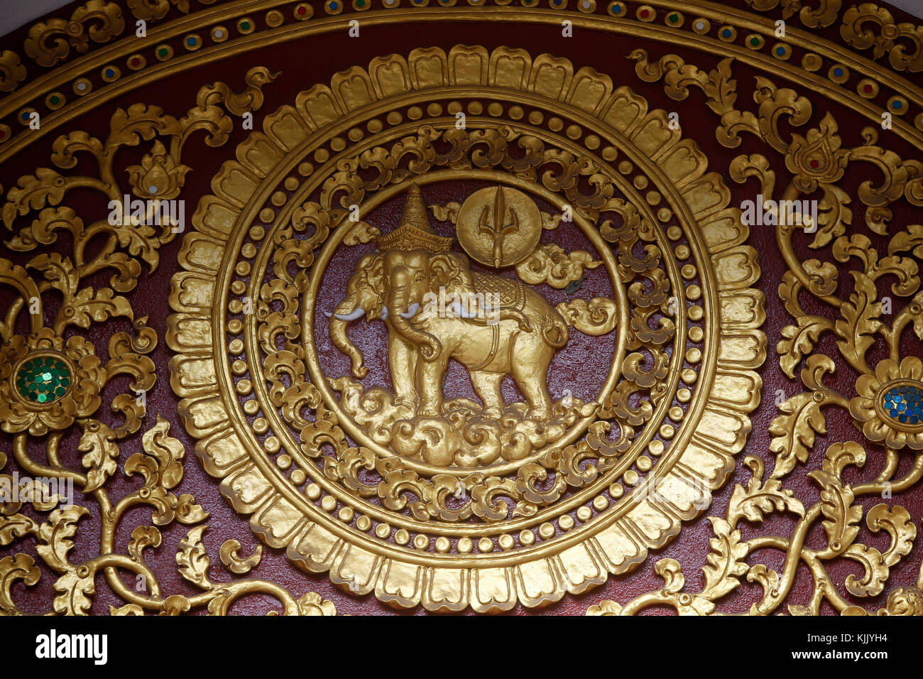 Decorazione a timpano al Wat Chedi Luang, Chiang Mai. Motivo dell'elefante. Thailandia. Foto Stock