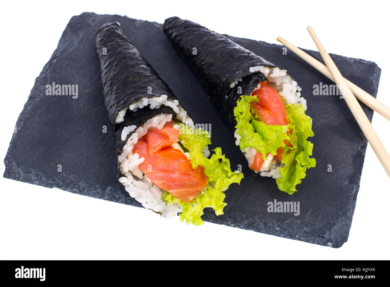 Gustosi piatti sushi fresco cono su pietra nera. studio foto Foto stock -  Alamy