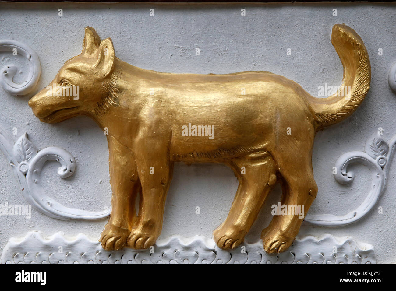 Oroscopo Cinese segno scultura in Wat Chiang, Chiang Mai. Cane. Thailandia. Foto Stock