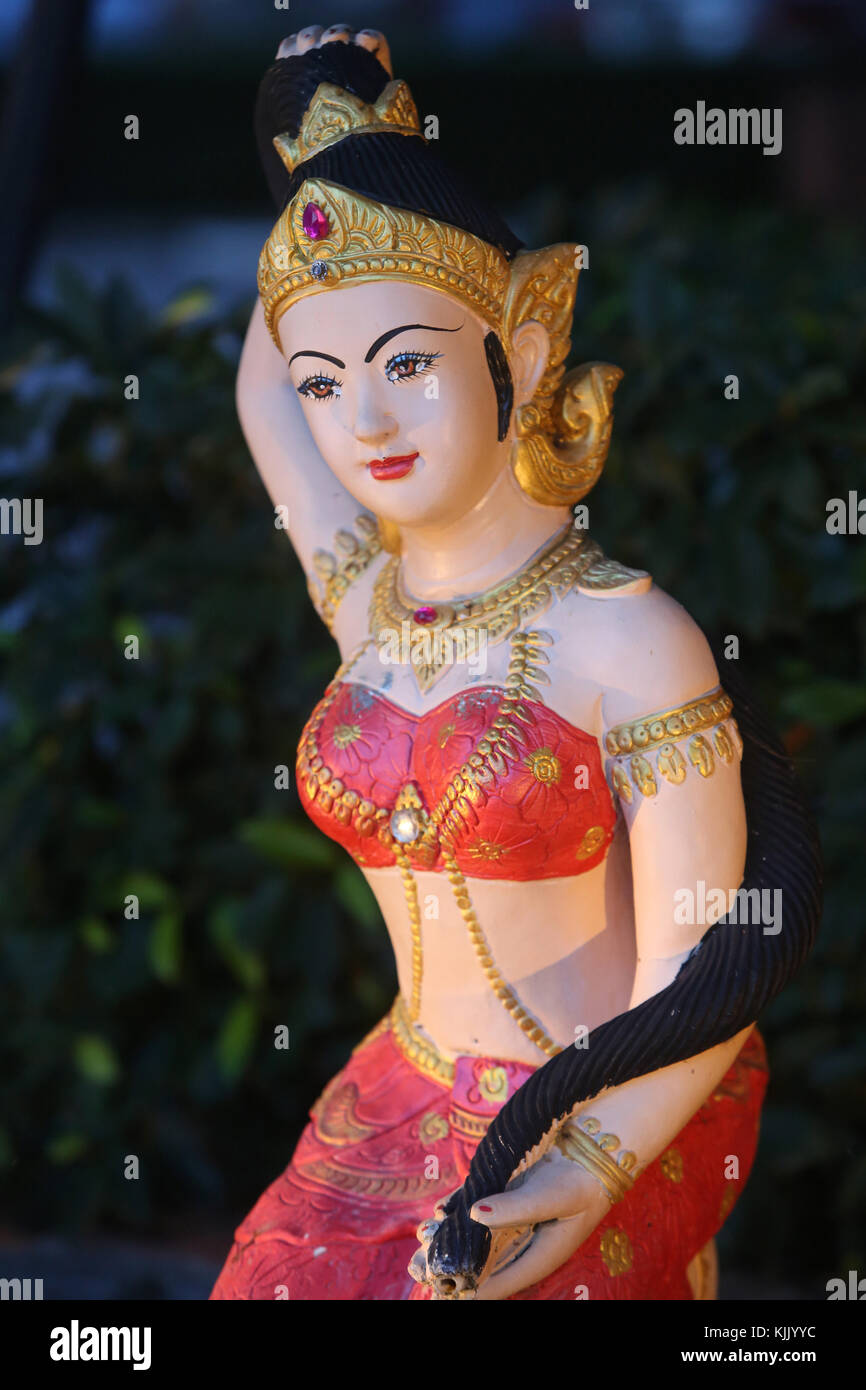 Nang Thoranee o Mae Thoranee: "la Signora Terra " o " altri terra.' Statua in Wat Sai Yoi, Hua Hin. Thailandia. Foto Stock