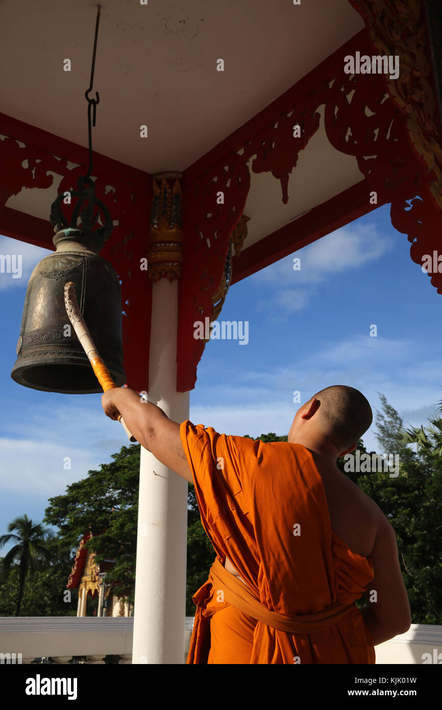 Monaco battendo la campana in Wat Sai Yoi, Hua Hin. Thailandia. Foto Stock