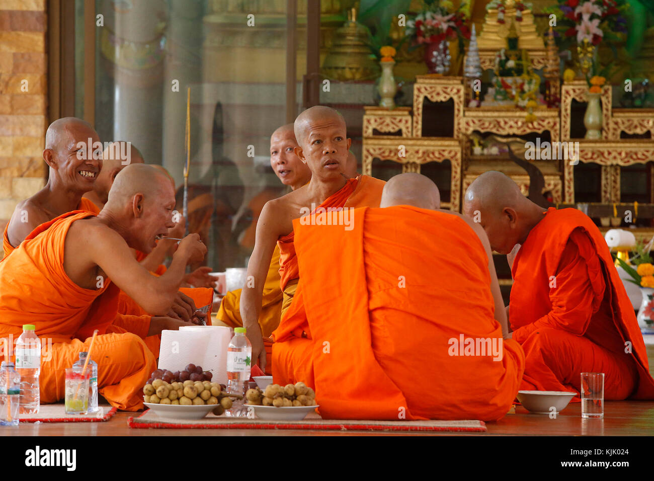 I monaci di mangiare il pranzo in Wat Ampharam, Hua Hin. Thailandia. Foto Stock