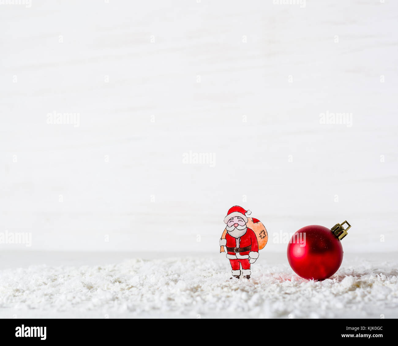 Anno nuovo sfondo. la figura di santa claus è fatto di carta. billetta per cartoline o congratulazioni. Nella foresta tra i cumuli di neve. copia s Foto Stock