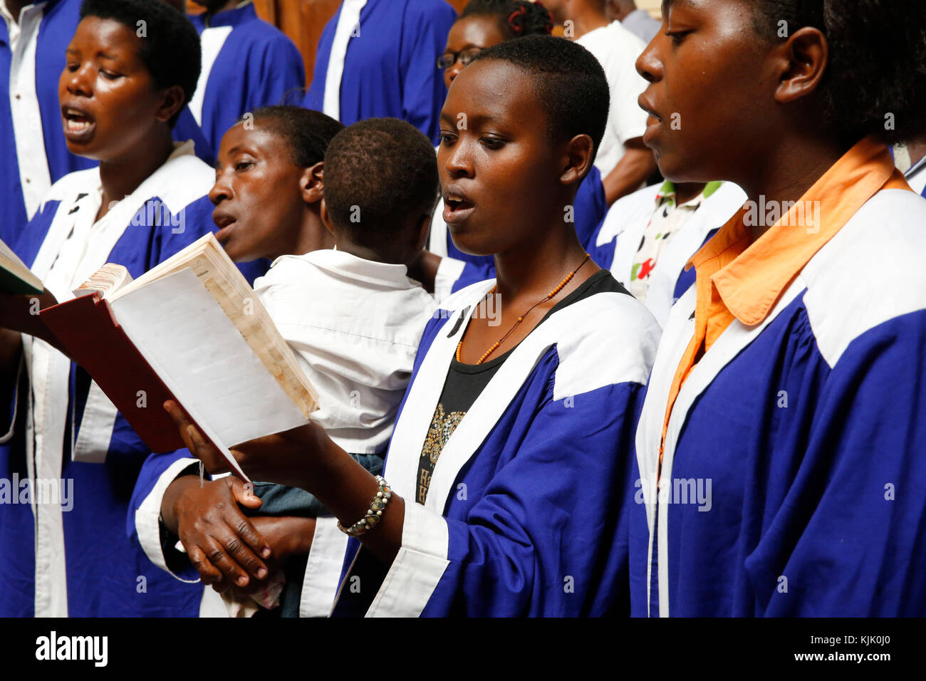 La Messa domenicale in Mulago chiesa cattolica. Coro. Uganda. Foto Stock