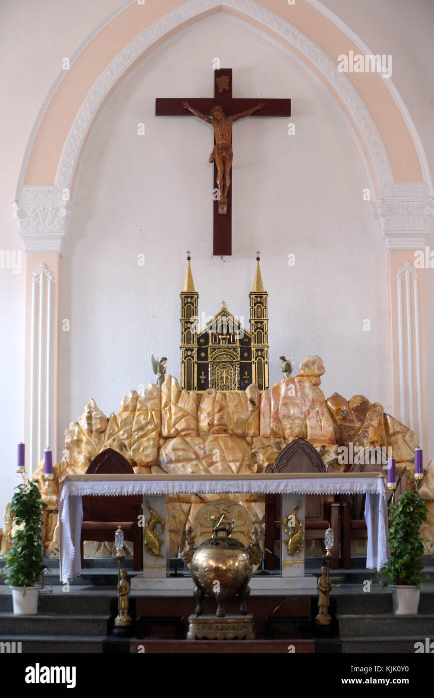 Hoi An chiesa cattolica. Altare Principale. Hoi An. Il Vietnam. Foto Stock