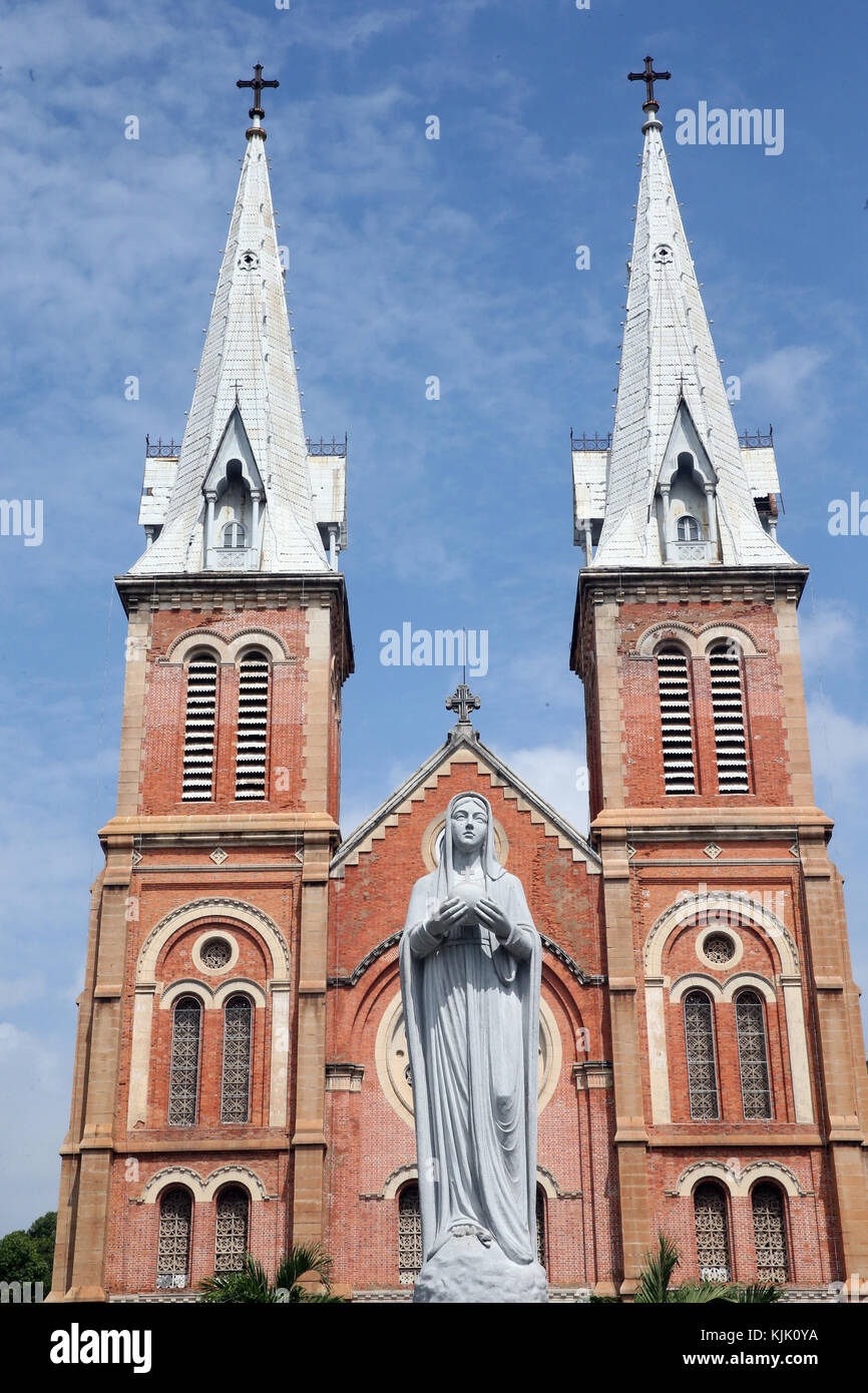 La cattedrale di Notre Dame e la Vergine Maria statua. Il neo-romanica chiesa cattolica costruita dai francesi nel 1863. Ho Chi Minh City. Il Vietnam. Foto Stock