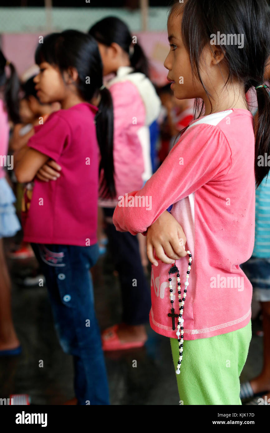 Vinh figlio orfanotrofio. Ragazza etnica con grani di preghiera. Kon Tum. Il Vietnam. Foto Stock