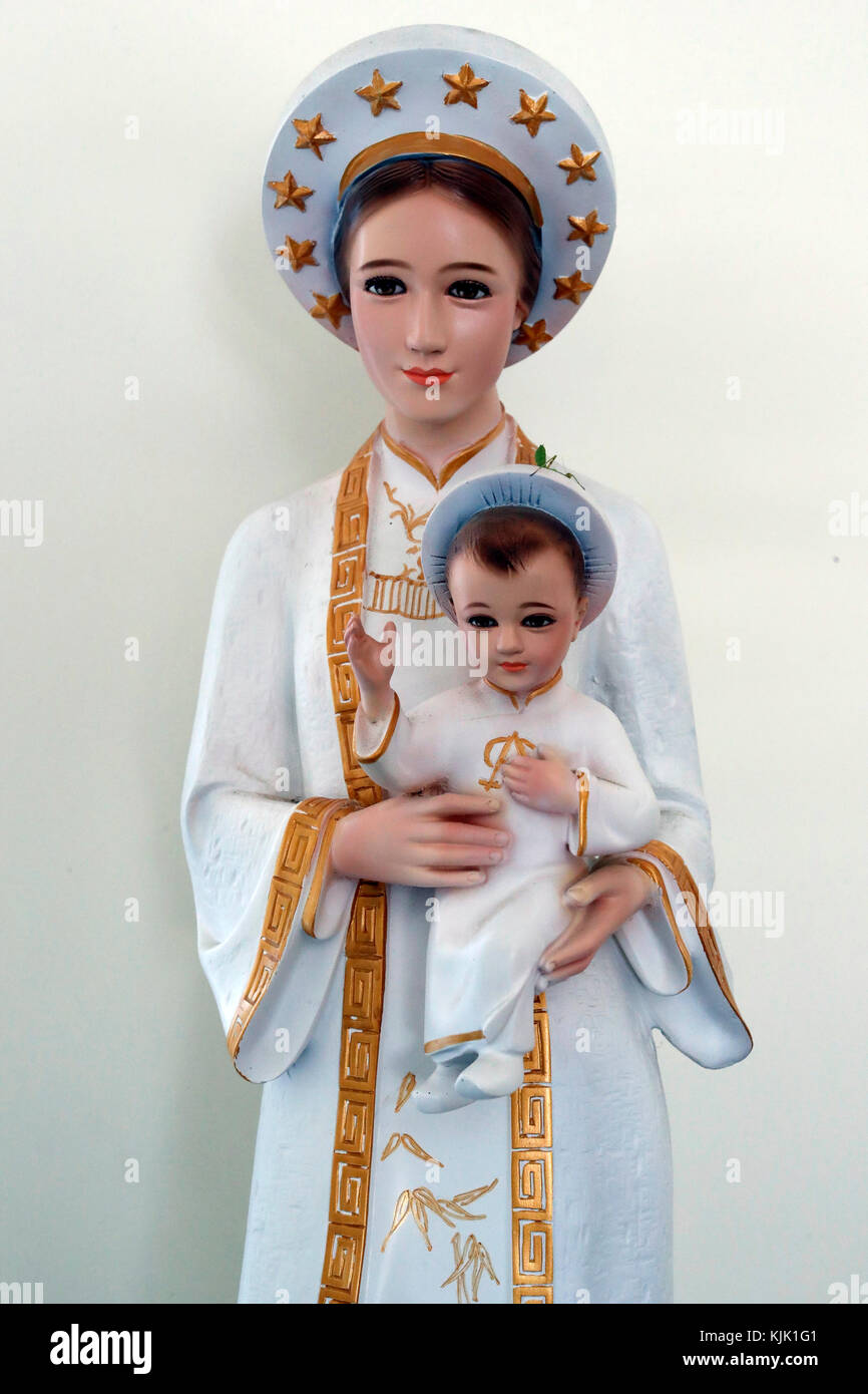 Vergine Maria e Gesù Bambino statua. Dalat. Il Vietnam. Foto Stock