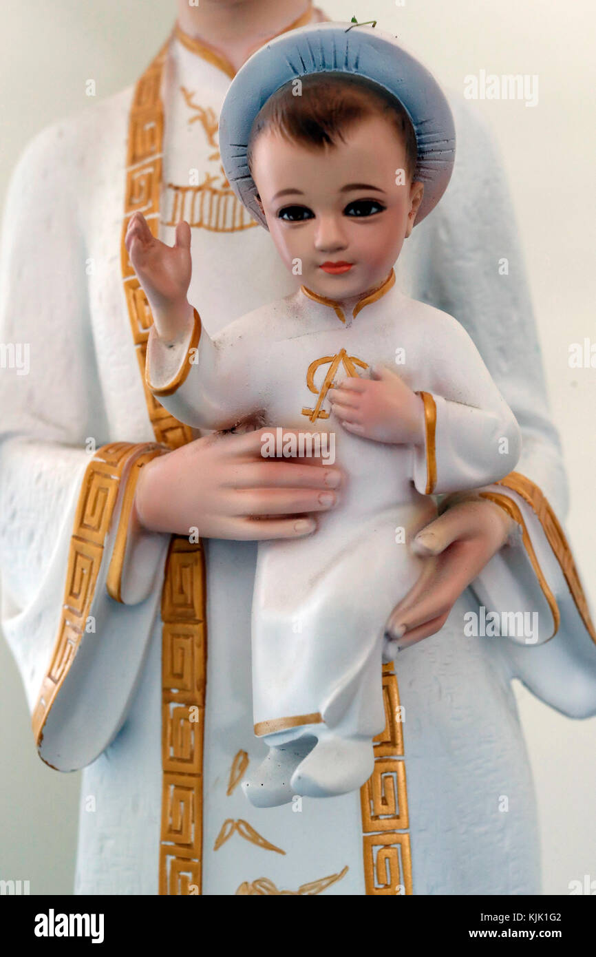 Vergine Maria e Gesù Bambino statua. Dalat. Il Vietnam. Foto Stock
