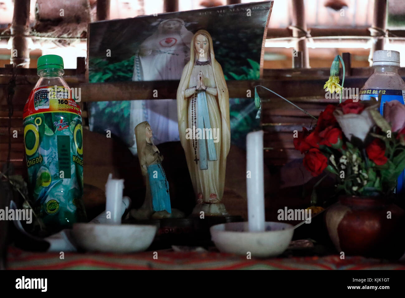 Santuario Cattolico in una povera casa. Vergine Maria statua. Kon Tum. Il Vietnam. Foto Stock