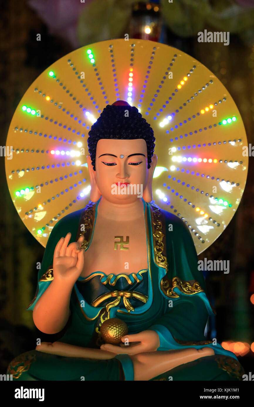Chua Vinh Nghiem pagoda buddista. Statua del Buddha con luce al neon. Il Vitarka mudra : gesto di discussione e di trasmissione di insegnamento buddhista. Ho Foto Stock