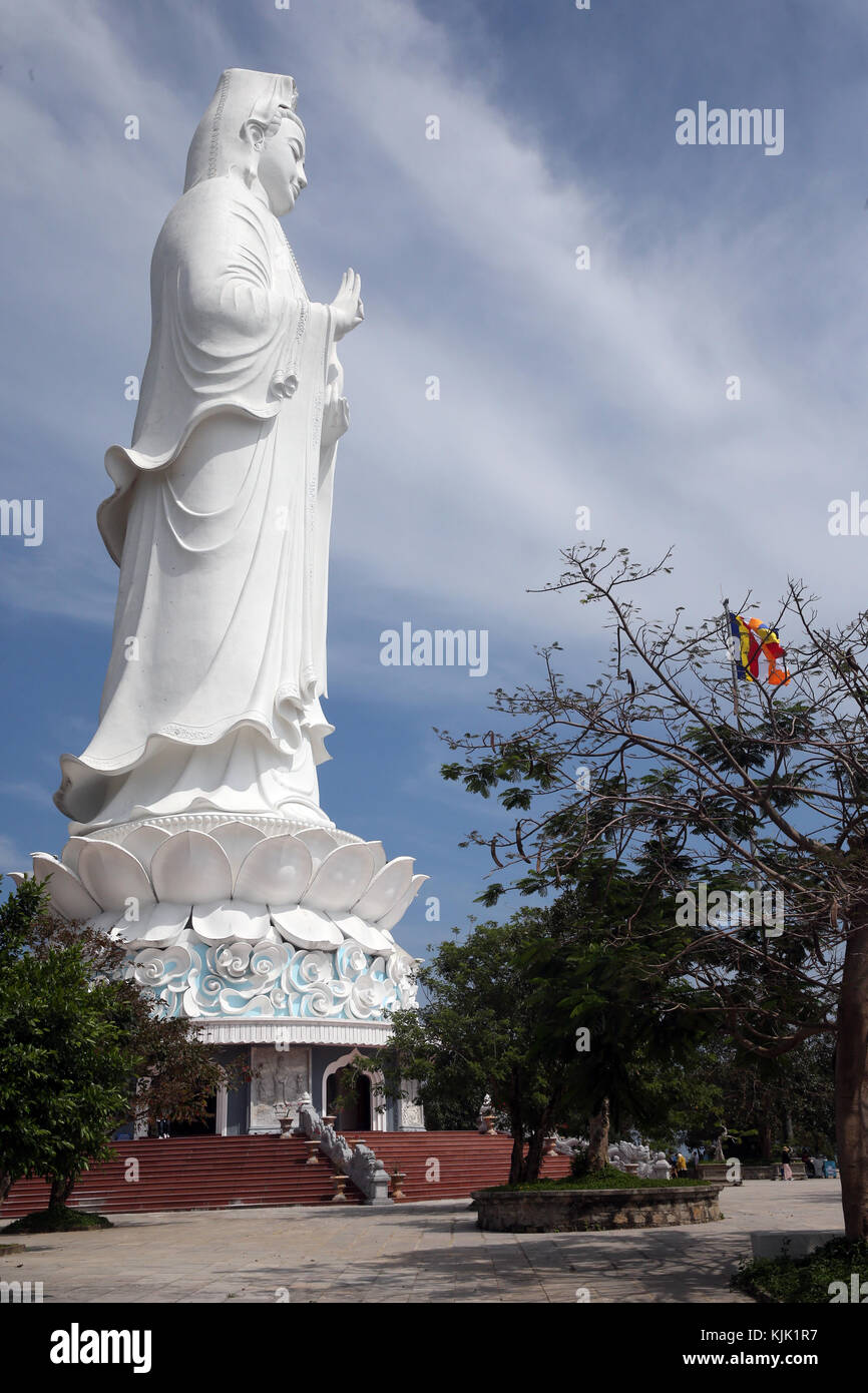 Linh Ung pagoda buddista. Quan Am Bodhisattva della compassione o della dea della misericordia o lady Buddha. Statua gigante di 67 m. Danang. Il Vietnam. Foto Stock