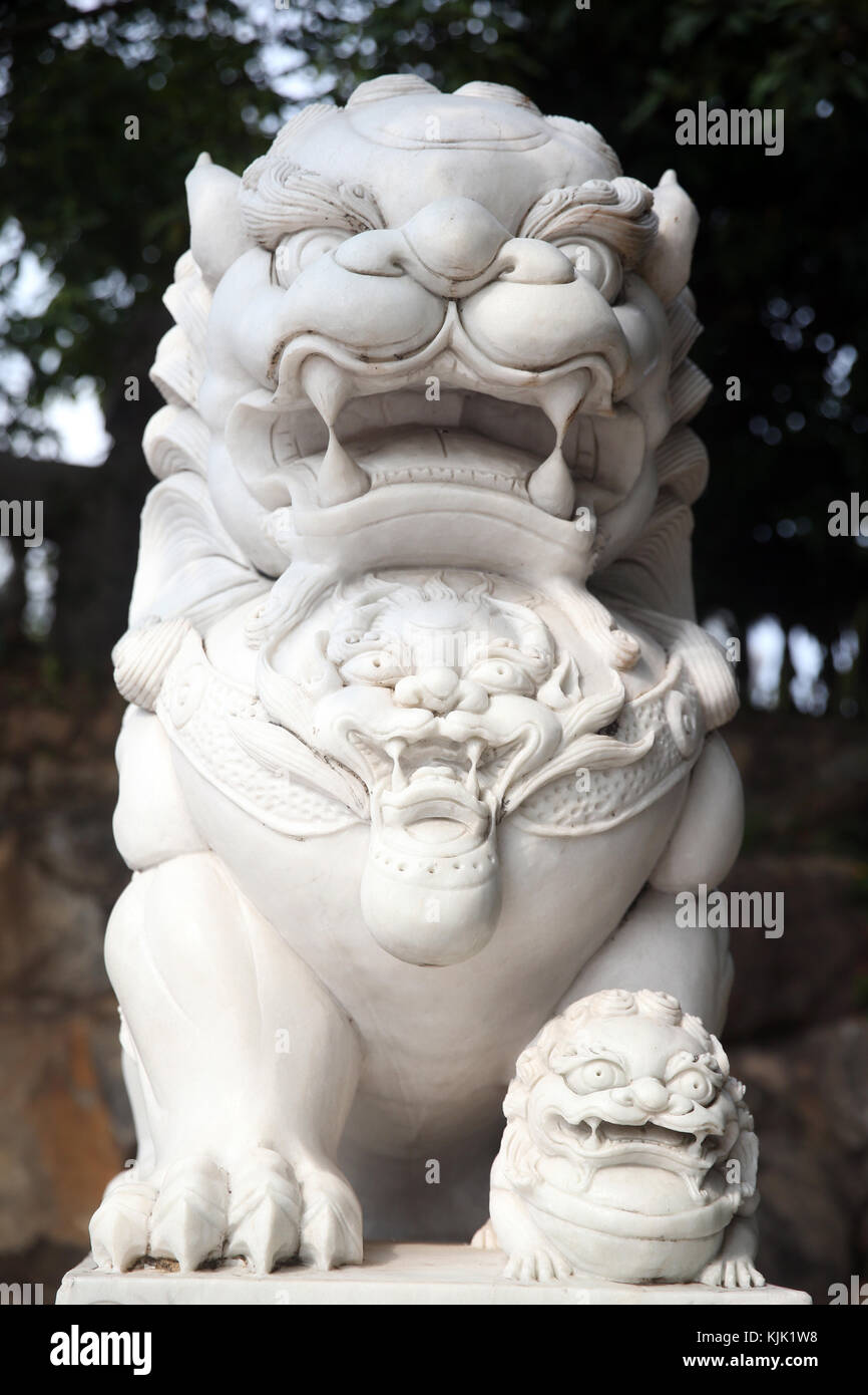 Linh Ung pagoda buddista. Imperial guardian lion. Statua di marmo. Danang. Il Vietnam. Foto Stock