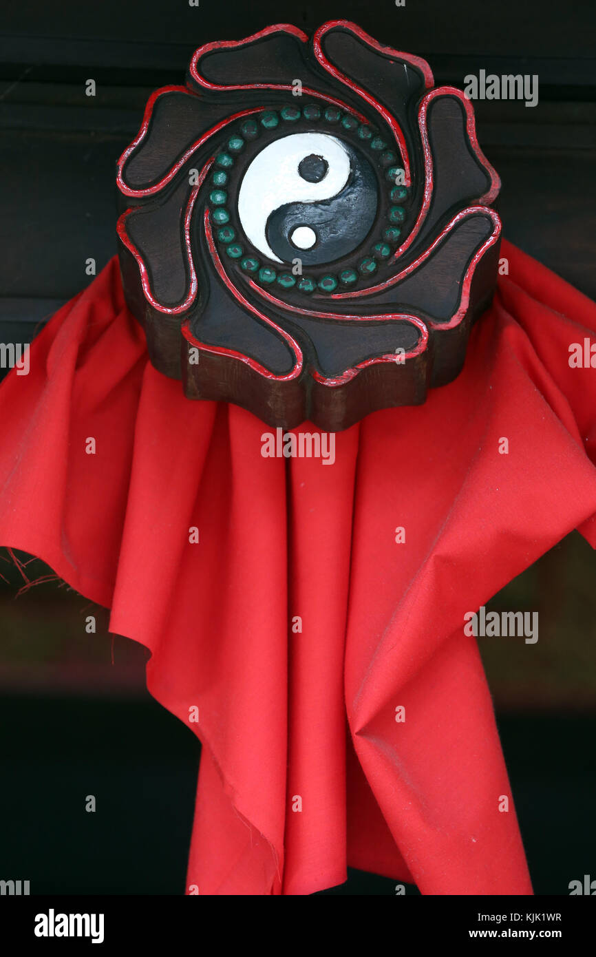 Hoi An old house. Yin e Yang sulla porta di legno. Simbolo taoista. Hoi An. Il Vietnam. Foto Stock