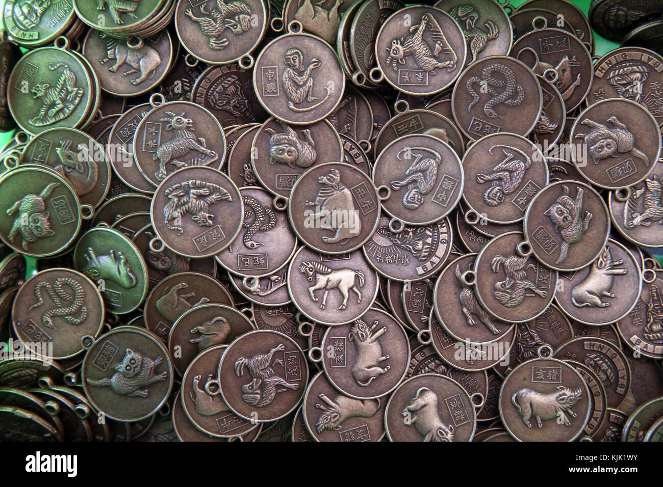 Dettaglio del economici buddista in miniatura di amuleti in cesti a fornitori stallo. Zodiaco Cinese: 12 segni di origine animale. Danang. Il Vietnam. Foto Stock