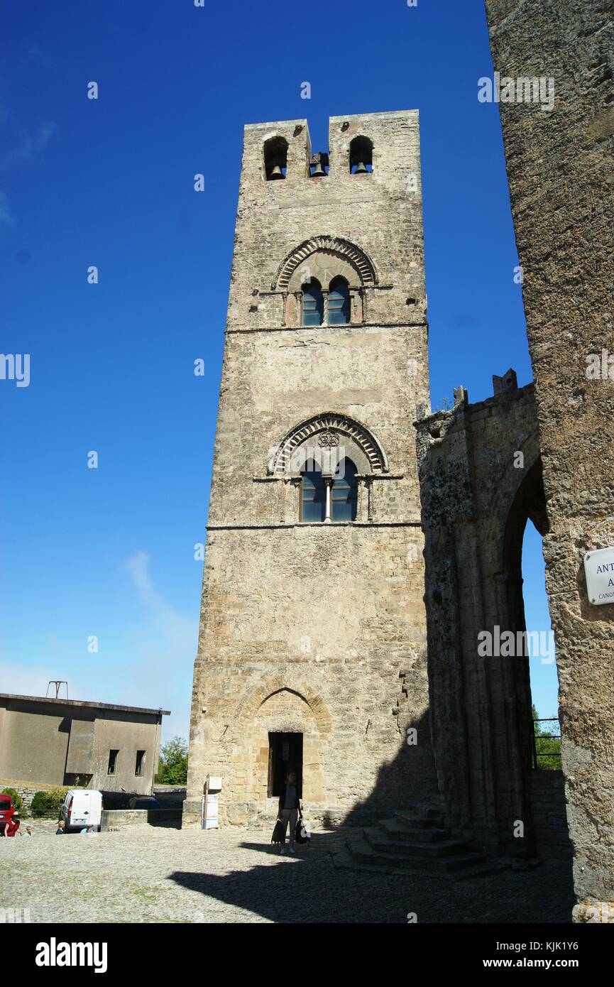 Il campanile della chiesa, Erice, in Sicilia Foto Stock