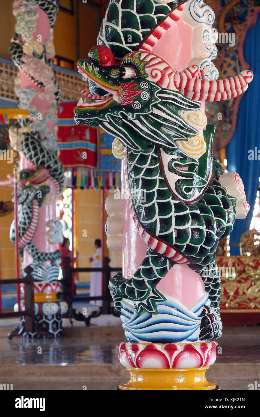 Cao Dai Santa Sede Tempio. Drago ornata di colonne. Thay Ninh. Il Vietnam. Foto Stock