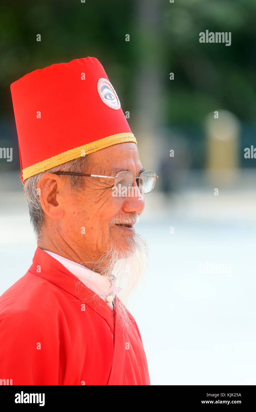 Cao Dai Santa Sede Tempio. Elederly sacerdote. Thay Ninh. Il Vietnam. Foto Stock