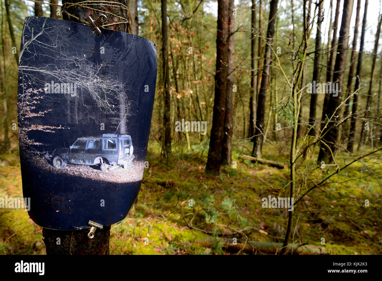 Auto im Wald abgestellt. Das Bild lag ueber Monate in der Freien Natur, dem Wetter, Regen, vento, Schnee sowie der Sonne ausgesetzt: 01.04.2015, DEUTSC Foto Stock