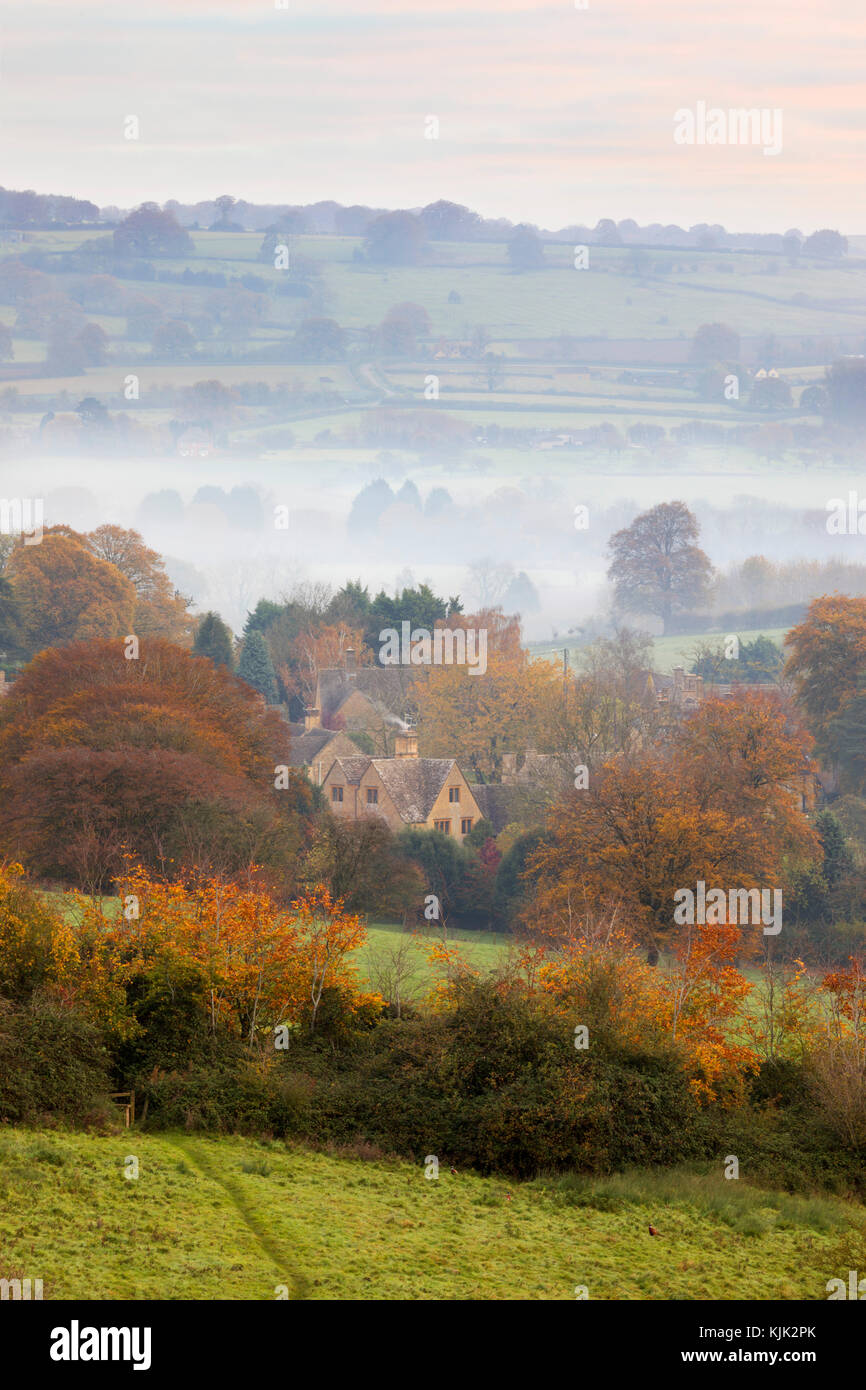 Cotswold casa di pietra adagiato tra misty autunno Cotswold paesaggio di sunrise, ampia Campden, Cotswolds, Gloucestershire, England, Regno Unito, Europa Foto Stock