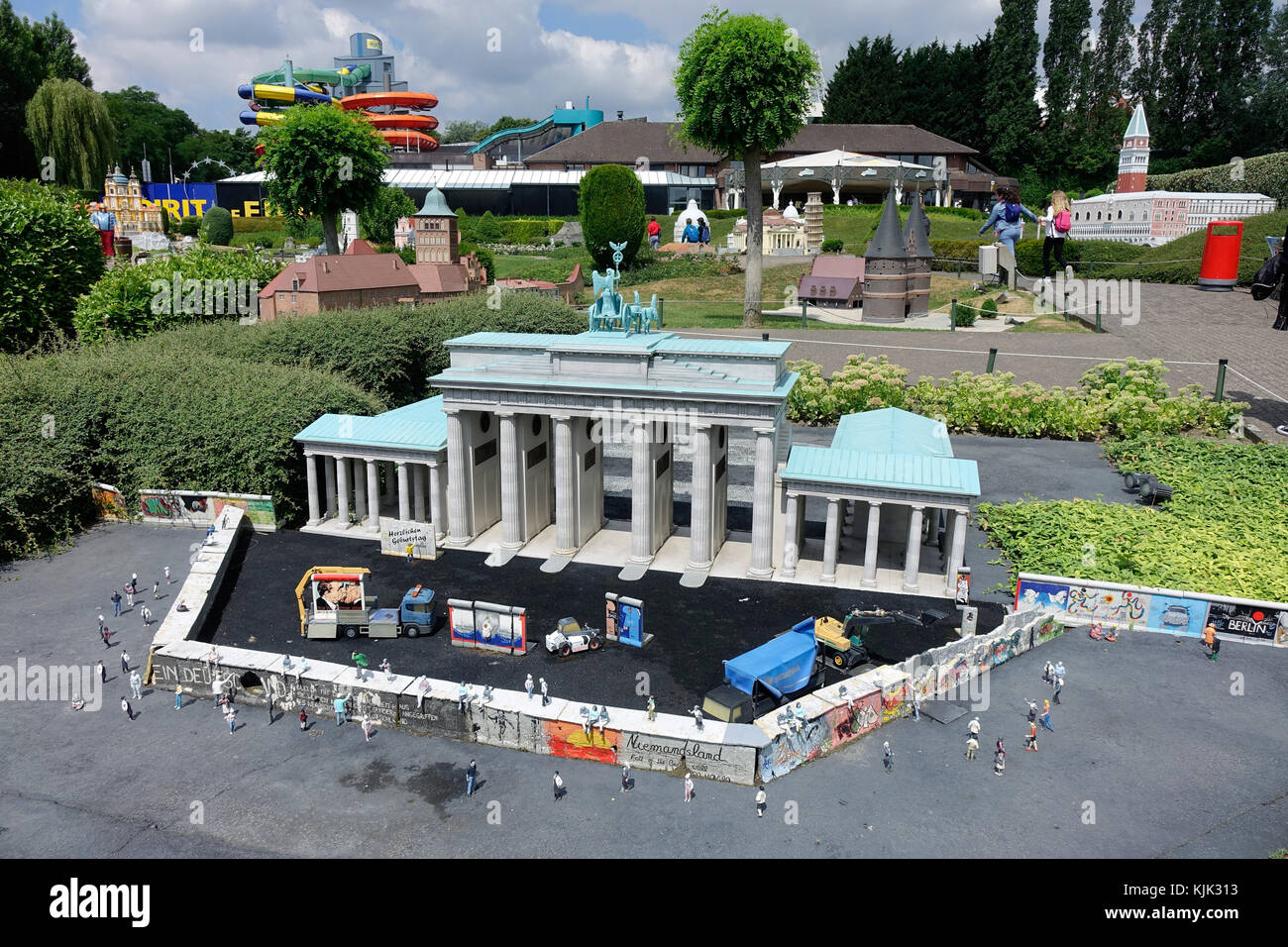 Una miniatura della Porta di Brandeburgo a Berlino, poco dopo la caduta del  muro di Berlino, presso il parco delle esposizioni di mini-europe nella  capitale belga Bruxelles, 26.06.2017. La porta di Brandeburgo