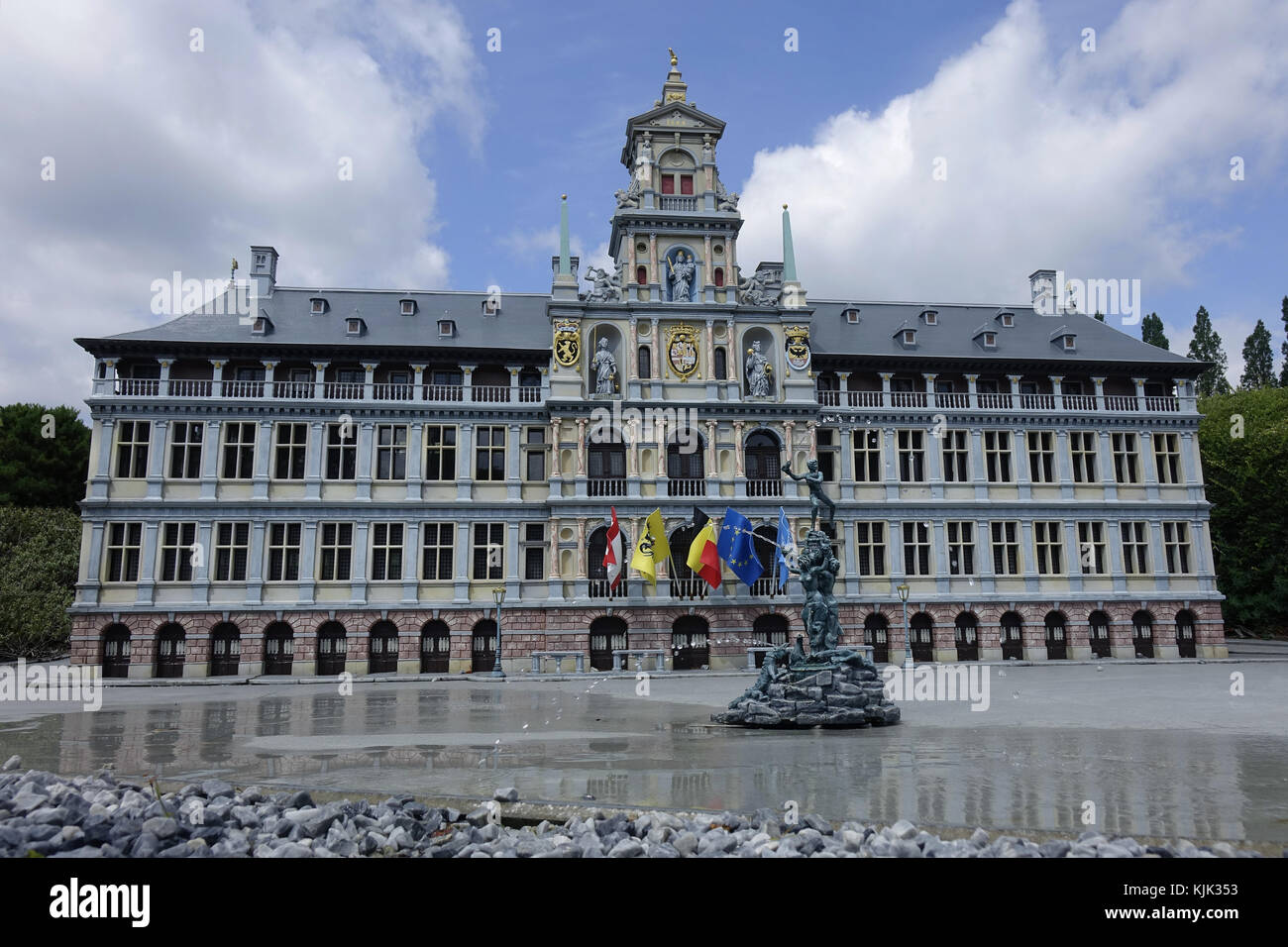 Una miniatura del municipio (Stadhuis) di Anversa, presso il sito espositivo di Mini-Europe nella capitale belga Bruxelles, 26.06.2017. Il municipio è stato costruito nel 1560 ed è stato inserito nella lista del patrimonio mondiale dell'UNESCO. Mini-Europe è un parco situato a Bruparck alla base dell'Atomium a Bruxelles. Nel parco, i monumenti più impressionanti dell'Unione europea vengono ricreati su una scala di 1:25. Sono rappresentati circa 350 edifici di 80 città. Con 300.000 visitatori all'anno e un fatturato di tre milioni di euro, Mini-Europe è una delle principali attrazioni turistiche di Bruxelles. - NESSUN SERVIZIO DI TELECOMUNICAZIONE - foto: SASC Foto Stock