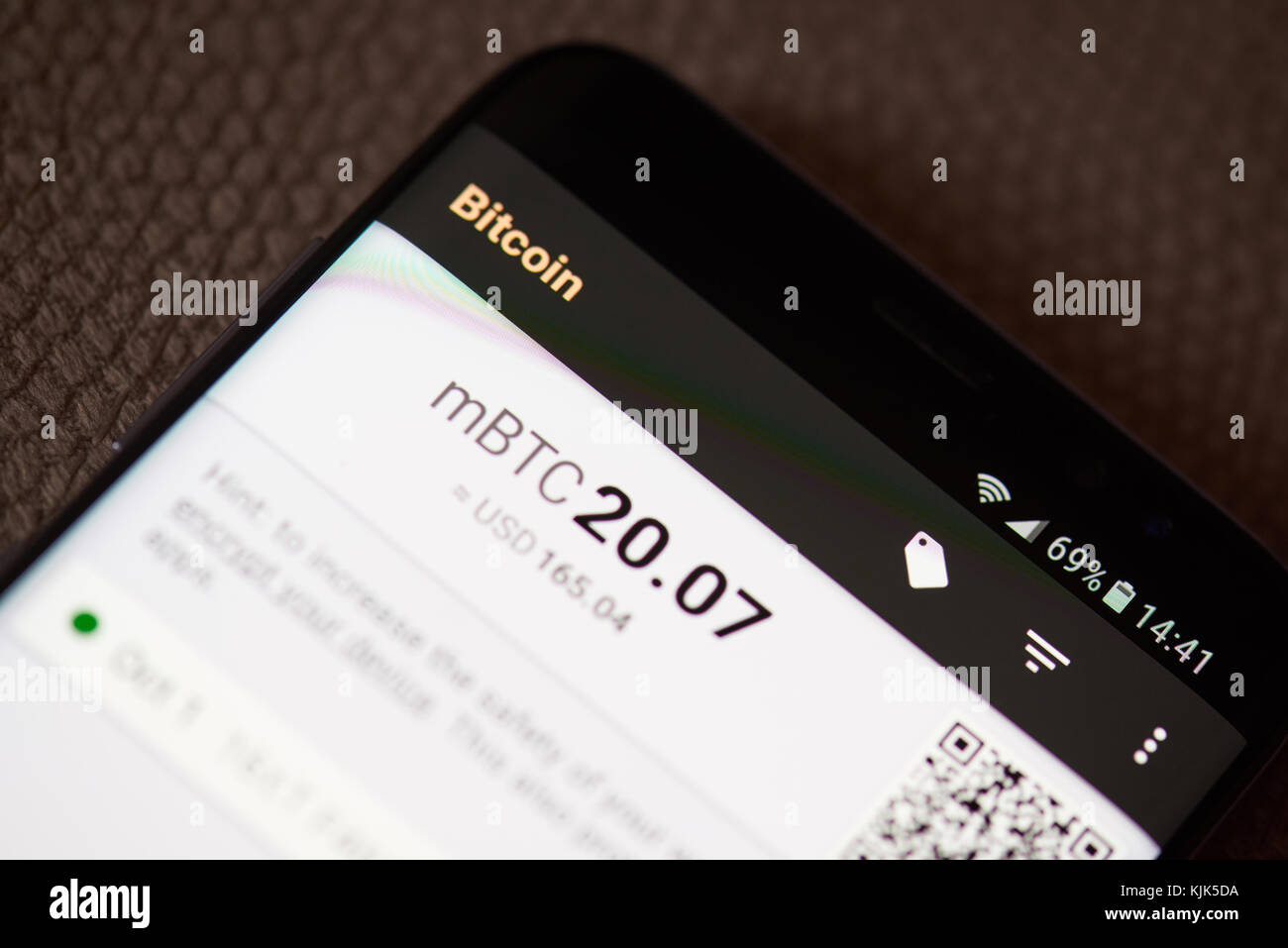 New york, USA - 24 novembre 2017: App Bitcoin su smartphone. Denaro Bitcoin su conto virtuale Foto Stock